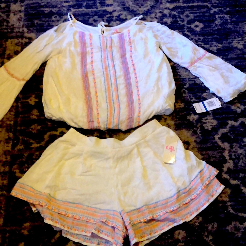 NWT top/short set beautifully embroidered electric floral
